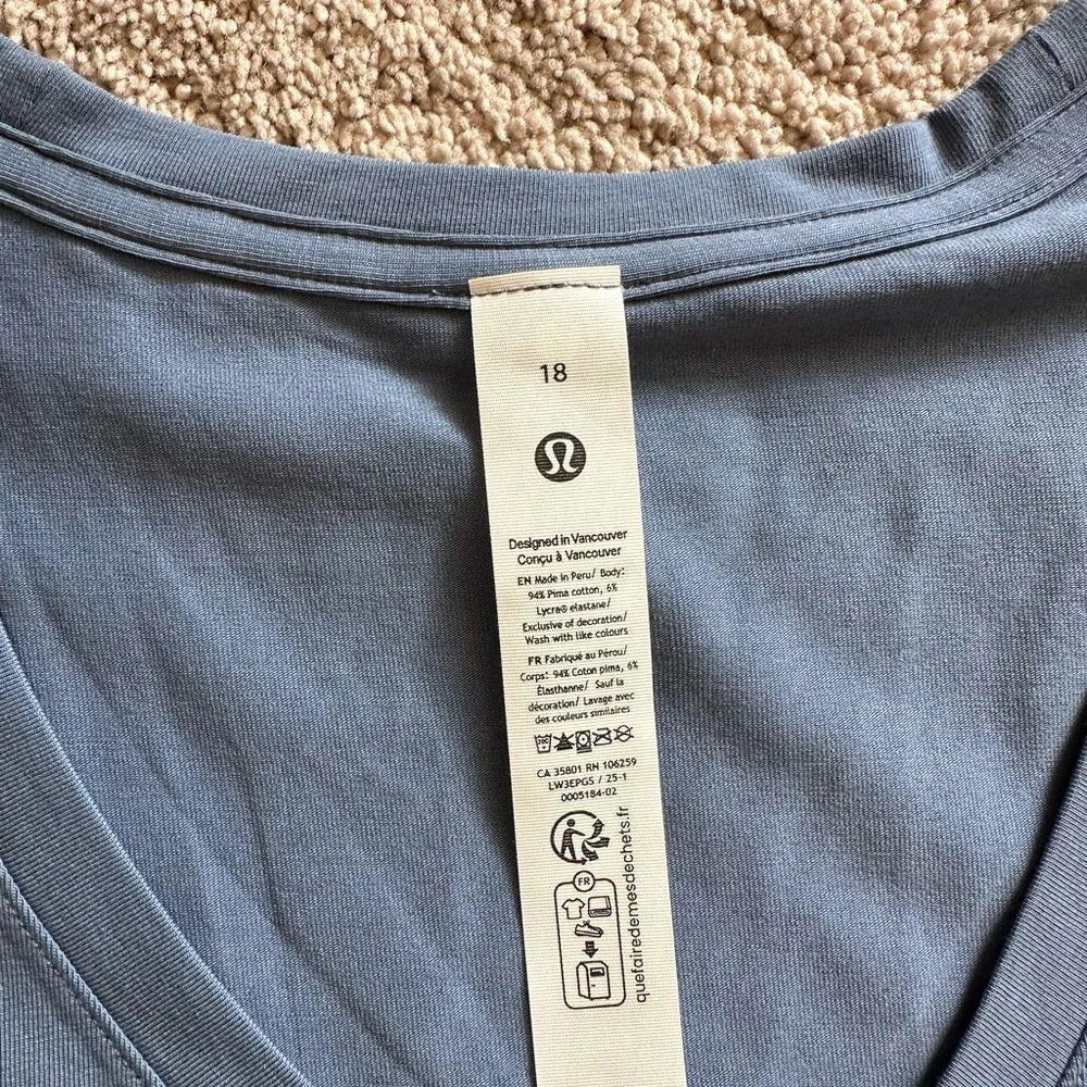 Women's Lululemon V-Neck Love t-shirt - Picture 2 of 4